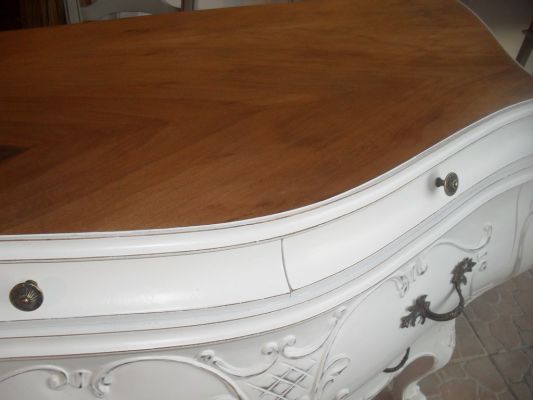 commode customisée en blanc et plateau bois brut lambesc 13